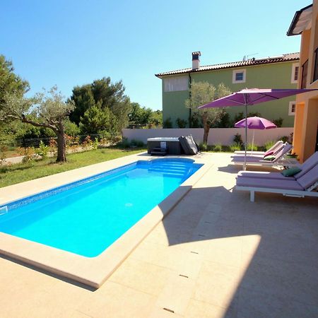 Lovely Villa With Pool, Wellness And Fenced Garden Rakalj Екстериор снимка